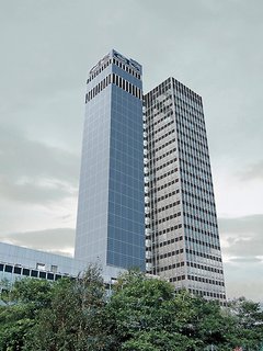 Wolkenkratzer mit PV-Fassade