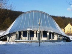 Eisbär-Haus mit flexiblem Solarkollektor