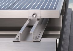 Für die sichere und zuverlässige Installation von Solarmontagesystemen an Sandwichpaneelen oder Metalldächern bietet SFS die Bohrschraube CX-6.0 an. Sie ist ETA-zugelassen. Foto: SFS