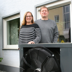 Familie Krüger an ihrer Wärmepumpe. Foto: Deutsche Umwelthilfe