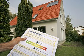 Energieausweis vor einem Haus