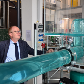 Im Modul Wasser vermittelt Prof. Dr. Helmut Grüning ein tiefgehendes Prozessverständnis, um Wasserver- und Entsorgungssysteme planen und betreiben zu können. Foto: FH Münster/Frederik Tebbe