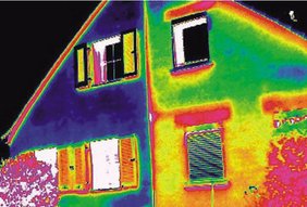 Thermografie-Aufnahmen eines Hauses vor und nach Sanierung