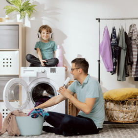 Wenn möglich, sollte eine Waschmaschine nur voll beladen angestellt werden. Foto: Debeka/Adobe Stock