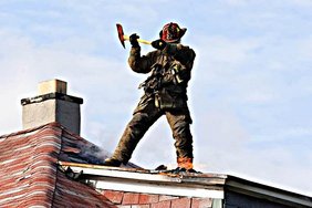 Feuerwehrmann auf dem Dach