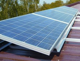 Dach mit Fotovoltaik-Modulen