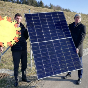 Der Bürgermeister von Allensbach, Stefan Friedrich, und Solarcomplex-Vorstand Bene Müller am Standort des geplanten Solarparks entlang des Lärmschutzwalls. Foto: Gemeinde Allensbach