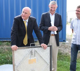 Bürgermeister Uwe Eisch, Gaienhofen, vor der Klappe des Pellet-Tanks