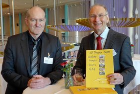 Wilfried Walther, Erster Vorsitzender des Energie- und Umweltzentrums am Deister, und Ministerialrat Peter Rathert