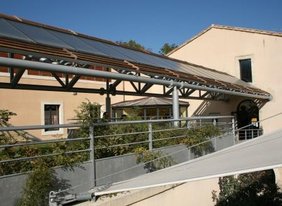 Solaranlage zur Kühlung des Haribo-Museums im südfranzösischen Uzès.