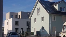 Wohngebäude in Hessen zeigen, dass eine Zusammenarbeit aus Energieeffizinez und Erneuerbaren sich lohnen kann.© Passivhaus Institut