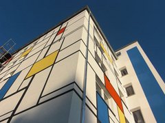Moderne Fassadengestaltung mit bunten Farben