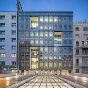 Gut für Klimabilanz und Energieausbeute: Eine vorgehängte BIPV-Lösung an der Fassade einer Gewerbeimmobilie. Foto: AGC Glass Europe