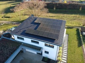 Mit der Photovoltaikanlage mit knapp 10 Kilowatt Leistung kann die Familie 74 Prozent ihres Strombedarfs decken. © Adrex