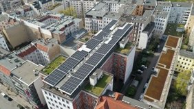 Die Novalisstraße 11 in Berlin-Mitte ist ein Musterbeispiel für eine moderne Multi-Tenant-Gewerbeimmobilie. Foto: Solarize Energy Solutions GmbH
