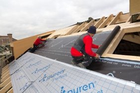 Die Verlegung der vollflächigen Luftdichtung auf dem Dach des Ludwigscarrées. Foto: puren