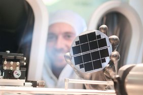 Dreifachsolarzellen aus III-V-Halbleitern und Silicium haben das Potenzial, die Photovoltaik auf ein neues Effizienzniveau zu heben. © Fraunhofer ISE 