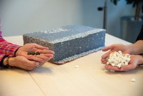 Werden Wärmedämmverbundsysteme (Mitte) im Zementwerk verwertet, kann der enthaltene Putz zur Herstellung von Klinkerstein (links) verwendet und das EPS (rechts) energetisch genutzt werden. Foto: FH Münster/Michelle Liedtke
