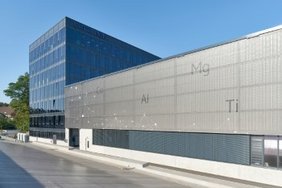 Das gläserne Bürogebäude mit der neuen Produktionshalle von OTTO FUCHS. © Schüco International KG / Architekturbüro Atelier Christ, Fotograf: Christian Eblenkamp
