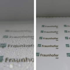 Beschichtung nicht aktiviert (hydrophob) / Tröpfchen bildend (links) und nach Bestrahlung (1 Std. UV-Licht) vollständig benetzt (rechts). Foto: Fraunhofer FEP