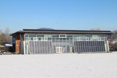 Die Solarthermiekollektoren sind mit der Fassade ganzjährig nach Süden ausgerichtet. Foto: Naturpark Bayerischer Wald e.V./Sonnenhaus-Institut e.V.