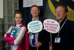 Superheldin Effizienzia mit Besuchern der Deneff-Jahresauftaktkonferenz