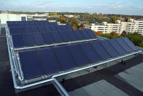 Mehrfamilienhaus in Berlin-Reinickendorf mit Solarthermie-Kollektoren