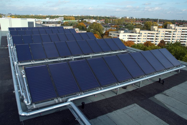 Solarthermie-Anlage auf einem Mietshaus in Berlin.