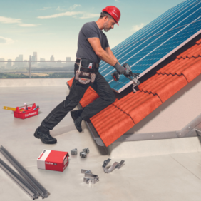 Die alternative Stromerzeugung aus Sonnenenergie erhöht die Nachhaltigkeit und Wirtschaftlichkeit im Gebäudebetrieb. Mit den fischer Solarsystemen lassen sich Photovoltaik-Module dauerhaft sicher an Dächern und Fassaden befestigen. Foto: fischer