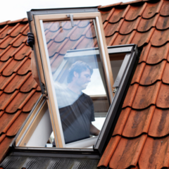 Ein Austausch alter Dachfenster gegen neue Modelle mit guten Wärmedämmwerten hilft, steigende Energiekosten zu kompensieren. Foto: Velux