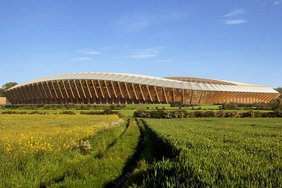 Stadion aus Holz auf grüner Wiese