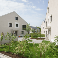 Die einzelnen Wohngebäude verteilen sich großzügig auf dem Grundstück – zwischen den Häusern befinden sich weitläufige, grüne Freiräume. Foto: Sebastian Schels