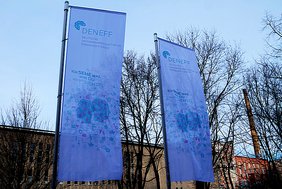 Banner einer Deneff-Veranstaltung