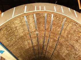 Detail, auf dem man das freigewischte Stroh gut sieht, ebenso wie den Einblick in den nachhaltigen Wandaufbau. Foto: studio margareta schwarz