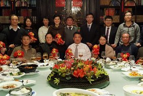 Chinesische und deutsch Passivhaus-Experten bei Abendveranstaltung