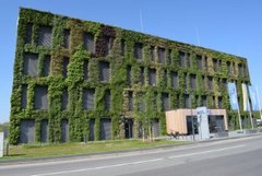 Das Enni-Verwaltungsgebäude in Moers mit 600 Quadratmeter Wandbegrünung. Foto: BuGG