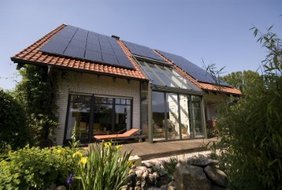 Wird die Flüssiggas-Brennwertheizung mit einer Solarthermie-Anlage auf dem Dach kombiniert, übernimmt sie in der wärmeren Jahreszeit die Warmwasseraufbereitung. Foto: Deutscher Verband Flüssiggas/AdobeStock