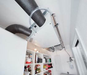Der Zehnder ComfoAir 160 findet selbst in engster Wohnumgebung – wie hier in einer Speisekammer – seinen Platz. Foto: Zehnder Group Deutschland GmbH, Lahr
