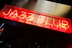 Werbebanner mit dem Schriftzug Jazzclub