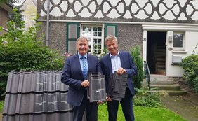 Der Vorsitzende der Margarethe Krupp-Stiftung Michael Flachmann (links) und Professor Harald Garrecht präsentieren die Solardachsteine. © Energiewendebauen 
