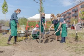 Neue Obstbäume für Mensch und Umwelt: „Wohnen in Brück“ wird um einen Naschgarten erweitert. Foto: Martin Karnbach Fotografie