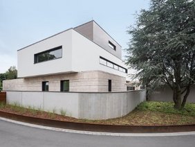 Beim Projekt Villa NRW erhielt das Wärmedämm-Verbundsystem (WDVS) auf jeder Etage eine andere Fassadenoberfläche. Foto: Saint-Gobain Weber / Olaf Rohl