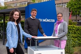 Jana Winkelkötter (l.), Dirk Klöpper (m.) und Prof. Dr. Sabine Flamme (r.) von der FH Münster. Foto: FH Münster/Michelle Liedtke