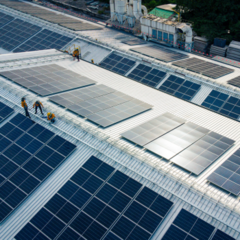 Strenge Zertifizierungsauflagen hatten in den letzten Jahren den Photovoltaikausbau auf Firmendächern stark gebremst. Foto: chayakorn/stock.adobe.com