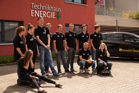 Schülerinnen und Schüler vor dem Technikhaus EnergiePLUS in Melsungen.