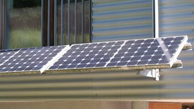 Solarmodul an einer Hausfassade
