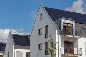 Auf allen Dächern der „Sonnenhäuser“ in Moosburg befinden sich Photovoltaik-Anlagen. Foto: Leipfinger-Bader / Christian Willner Photographie