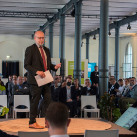 dena-Chef Andreas Kuhlmann bei „Net Zero Now! 2022“. Foto: dena/stageview