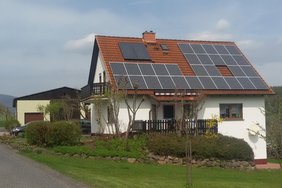 Dach mit Photovoltaik und Solarthermie
