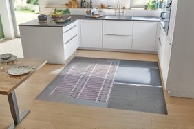 Gleichmäßig aufsteigende Fußbodenwärme steht dank modernster Regeltechnik bedarfsgerecht und energieeffizient zur Verfügung. Foto: AEG Haustechnik